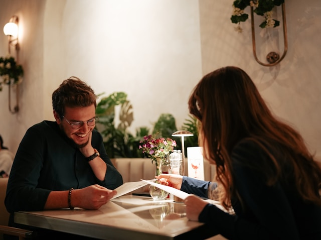 dos personas en un restaurante